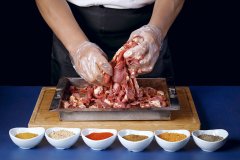 僅100個位，月均營收卻超百萬的中式現拌烤肉店是如何設計出來的？